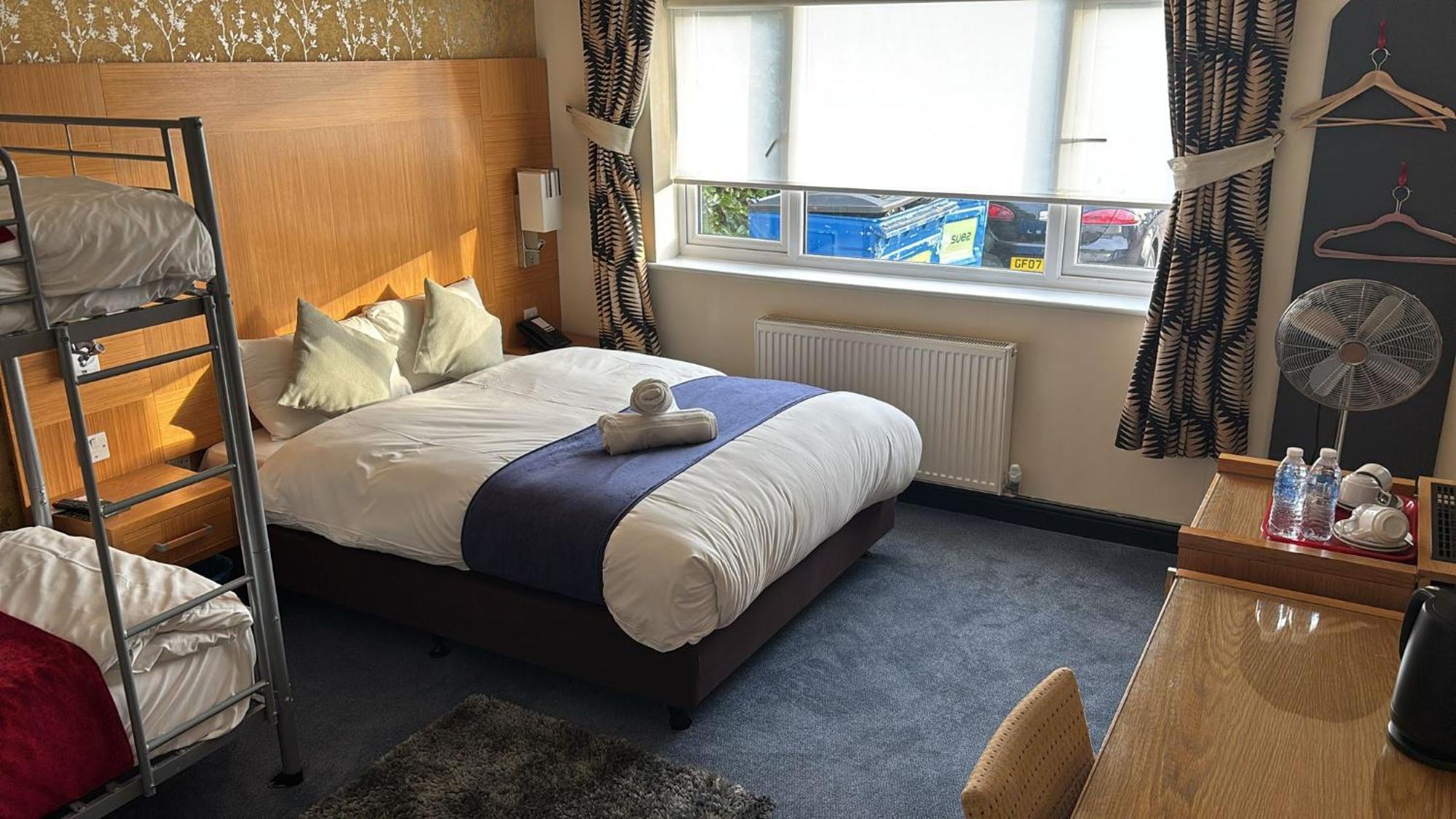 Acorn alojamiento Gatwick Horley Exterior foto